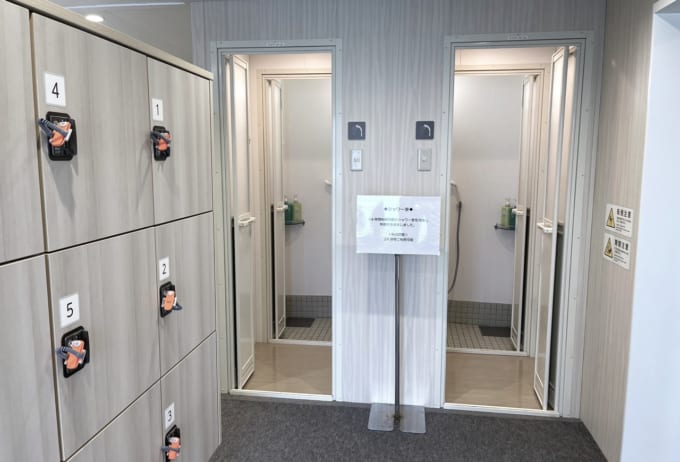 新日本海フェリー「けやき」大浴場の脱衣所　ロッカーとシャワールーム