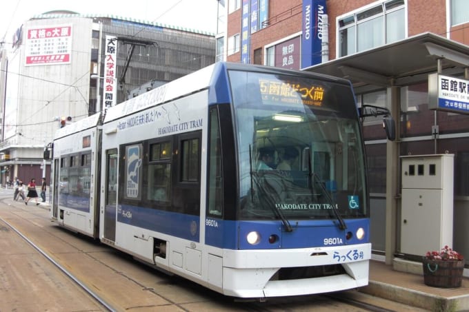 函館市電　らっくる号（函館駅前電停）