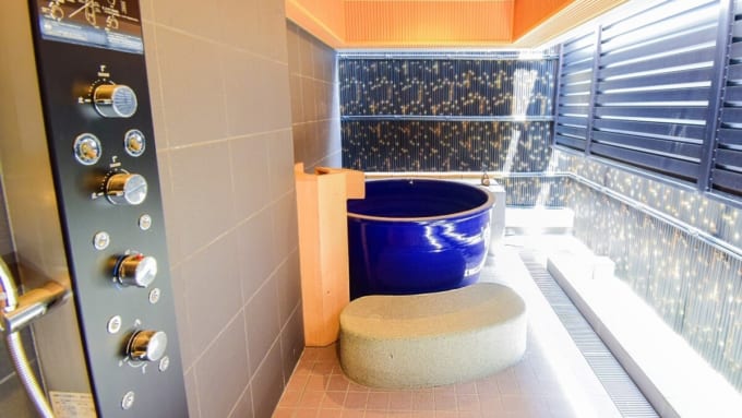 アパホテル〈京都五条大宮〉の客室（スーペリアツインルーム）の露天風呂