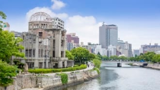 広島原爆ドームと元安川