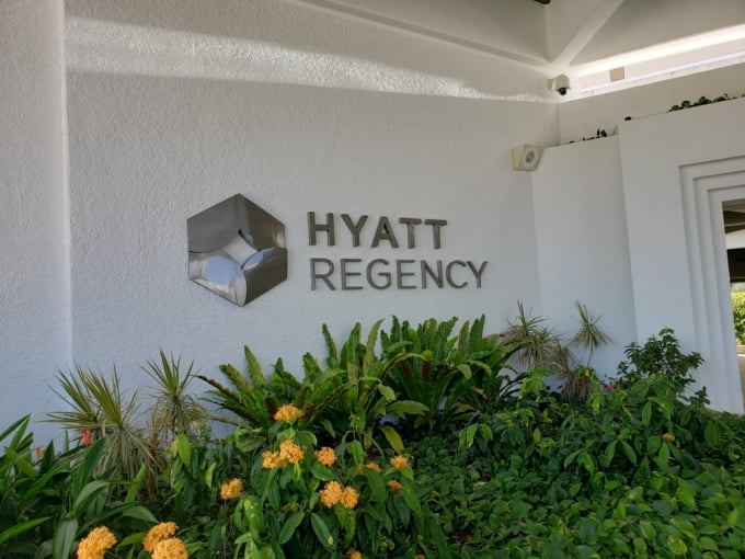 ハイアットリージェンシー サイパンの玄関ロゴ