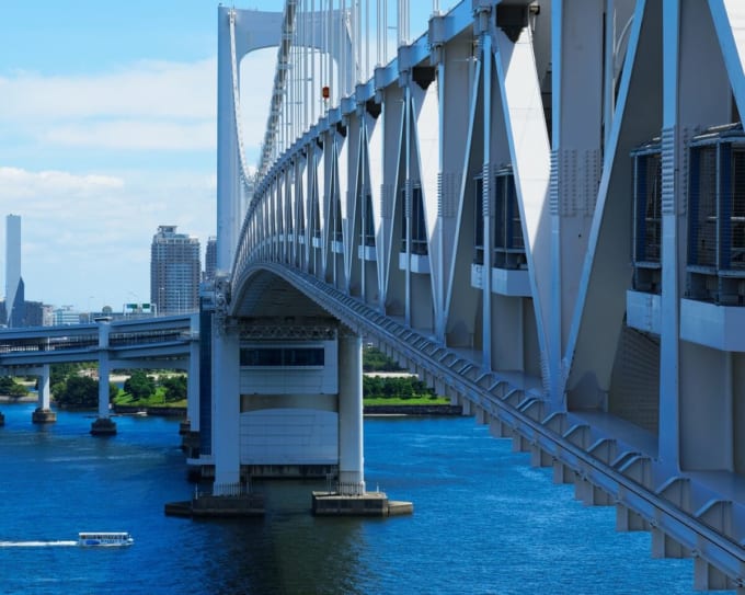 レインボーブリッジをくぐるSKY Duck（スカイダック台場）