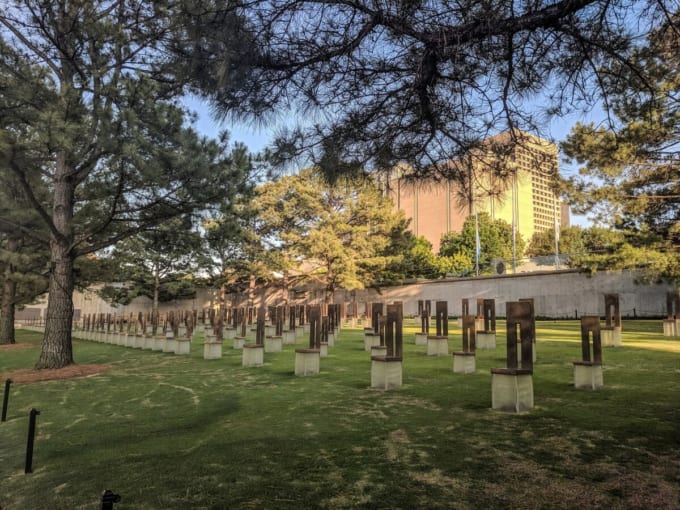 オクラホマシティ国立記念碑＆博物館「フィールド・オブ・エンプティ・チェアーズ」