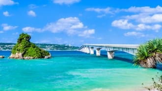 沖縄本島北部にある古宇利島（こうりじま）と、沖縄本島と古宇利島を結ぶ古宇利大橋