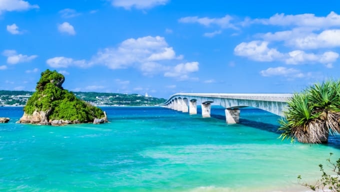 沖縄本島北部にある古宇利島（こうりじま）と、沖縄本島と古宇利島を結ぶ古宇利大橋