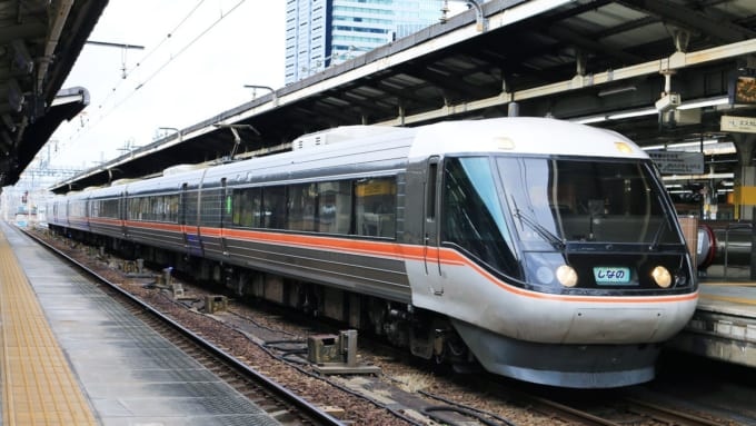 名古屋駅に停車中の特急しなの