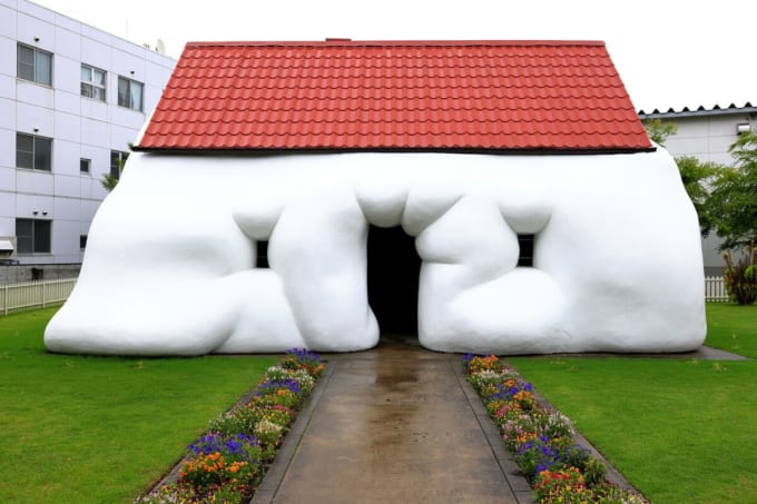 十和田市現代美術館「ファット・ハウス」（青森県十和田市）