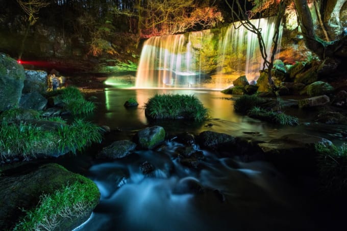 ライトアップされた鍋ヶ滝（熊本県小国町）