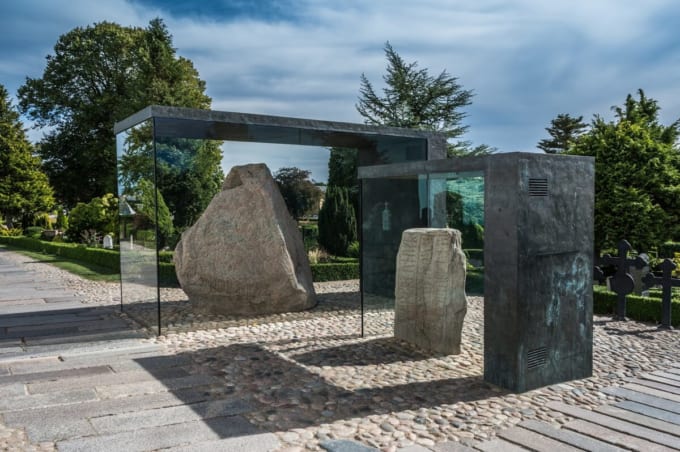 ゴルム王とチューラ王妃、ハーラル王のルーン文字碑