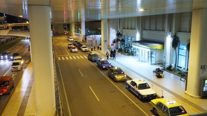 那覇空港に停車中のタクシー