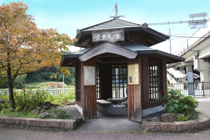 おごと温泉駅前　六角足湯（滋賀県大津市）