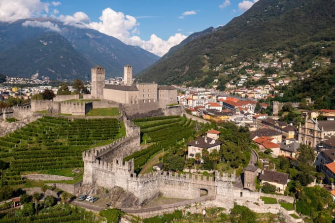 カステルグランデ「ベリンツォーナ 3つの古城と街を囲む城壁」