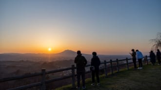 志賀坊森林公園から岩木山に沈む夕日