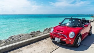 沖縄を走るミニクーパーカブリオレ