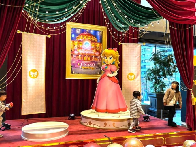 新丸ビル3Fアトリウム「プリンセスピーチ Showtime! キラメキフォトスポット」
