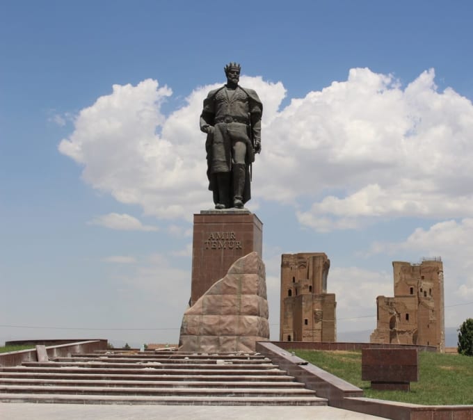 アミール・ティムール像（シャフリサブス）