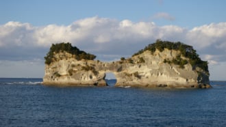 観光スポットとして人気の景勝・円月島