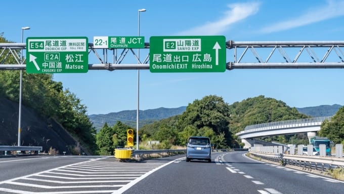 広島県尾道市　山陽自動車道の尾道ジャンクション付近を走行中の乗用車