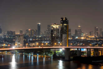 バンコク、タイバンコク、タイのラマ9世橋の光の反射とチャオプラヤーの美しい夜川ビュー