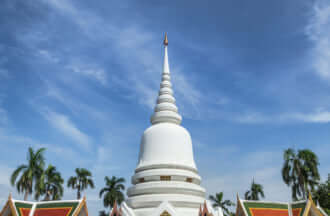 ワット ・ プラ ・ マハータート地域ラックシ、タイのバンコクで青い空に大きな白い仏舎利塔