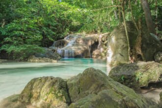 エラワンの滝は、タイのカンチャナブリ県のシーサワット地区に位置し、クワイヤイ川のほとりにある大きくて美しい滝。