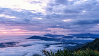 タイのルーイ県にあるプールアのプールア国立公園から見える美しい霧がまとう景色