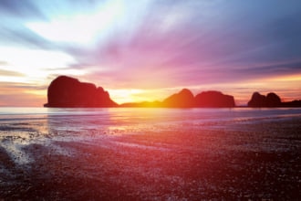 タイのトラン県シカオにあるの美しい夕日の海、パクメンビーチ