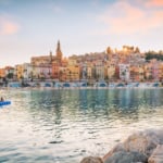 日没時のメントン旧市街の美しい公共ビーチ