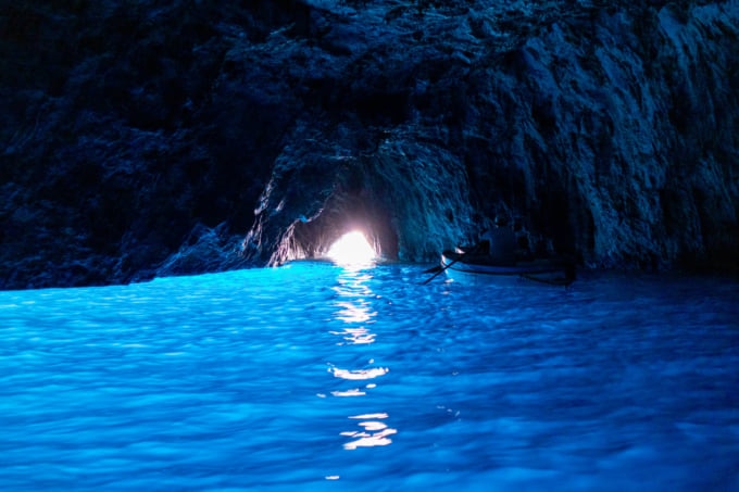 一度は行きたい！イタリア・カプリ島「青の洞窟」をご紹介 – skyticket