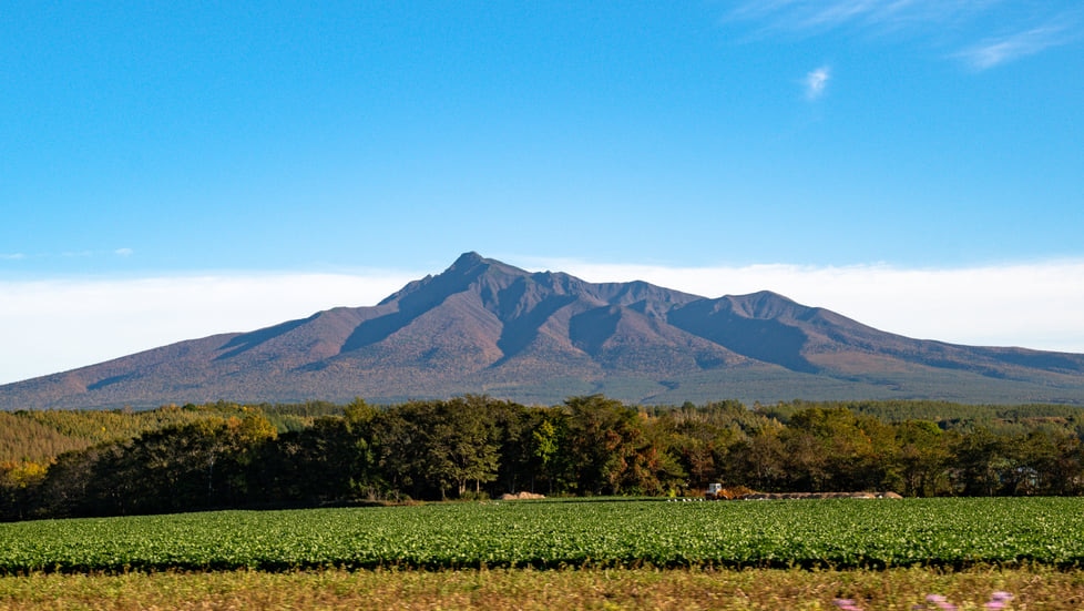 知床の百名山「斜里岳」｜頂上から見渡す道東の風景は青と碧のパッチワーク！ – skyticket 観光ガイド