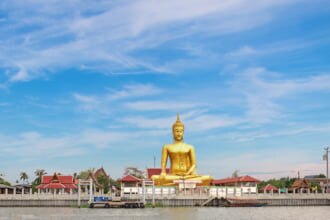 タイのノンタブリにあるワット・バンチャークのチャオプラヤー川の近くにある大きな金色の仏像。