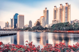 タイ バンコク中心部にあるベンジャキティ公園の美しいサンセットの風景