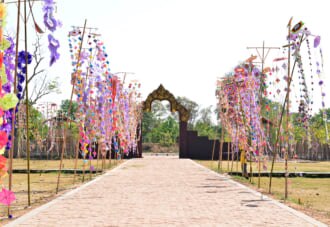 タイのカーラシンの入り口を彩るトンの装飾