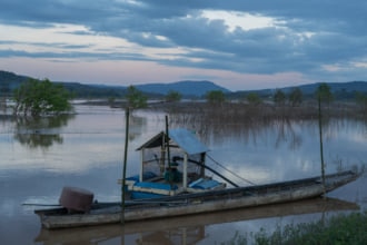 タイ・コーンチアム近郊のメコン川のロングテールボート