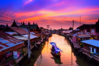 タイのアムパワーにある水上マーケットの美しい夕焼け