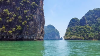タイ パンガー湾にある巨大な岩がそそり立つジェームス・ボンド島