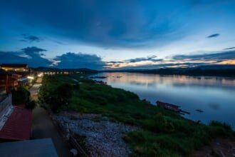 タイのルーイにあるメコン川で夕日の風景