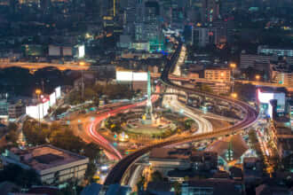 バンコクの夜景の街並みとバンコクの戦勝記念塔(モニュメント)