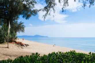 観光客とマイカオビーチで青い海と広いビーチ - プーケット