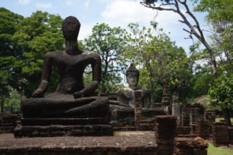 タイのカンペーンペットの古代の仏像