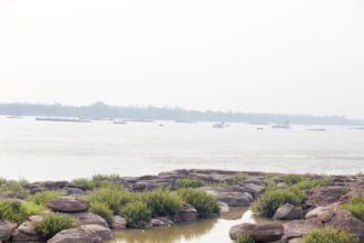 ナコン・パノムのメコン川の産業掘削船を沿岸から望む風景