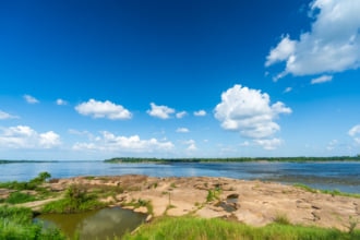 タイのムックダーハーンのメコン川の眺め