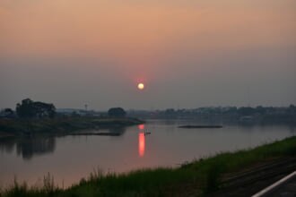 タイのナコーンサワン県にあるデーチャーティウォン橋越しの夕焼け