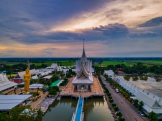 タイ クローンルワンの都市と美しい田園風景のコントラスト