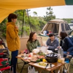 キャンプをする家族イメージ