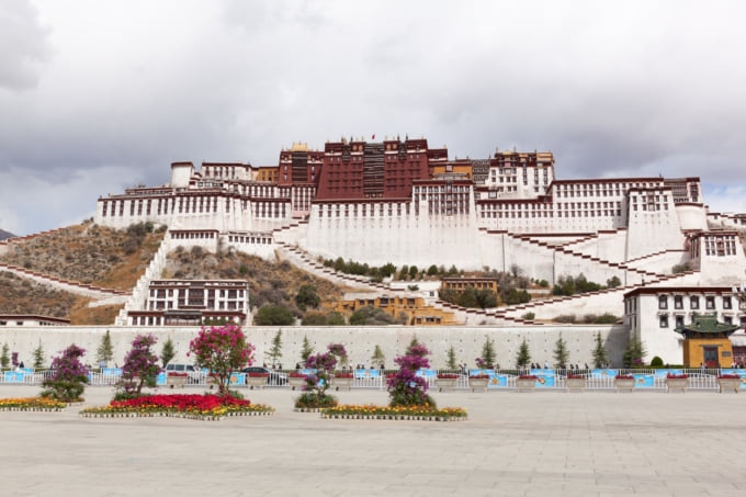 天にそびえるチベット仏教の聖地！チベットの世界遺産ラサのポタラ宮 