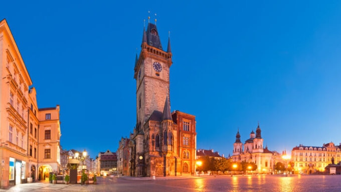 プラハ旧市庁舎の日没直後の夜景