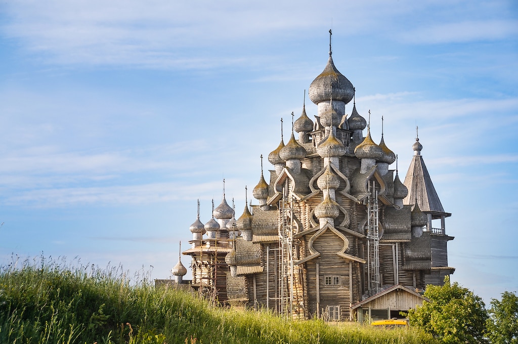 湖に浮かぶ聖地！魅惑的で幻想的なロシアの世界遺産、キジ島の木造教会