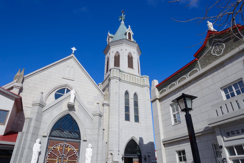 カトリック元町教会：赤い屋根と風見鶏の鐘楼が特徴の、函館を代表する教会