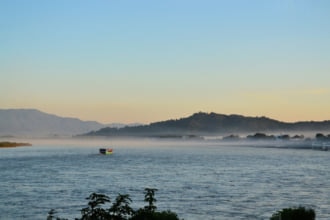 タイからメコン川のラオスへのフェリーの風景